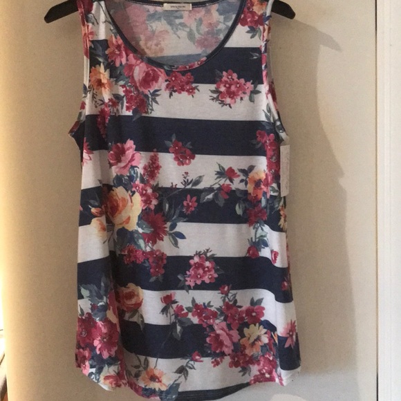 pink lily Tops - Beautiful L floral print tank top